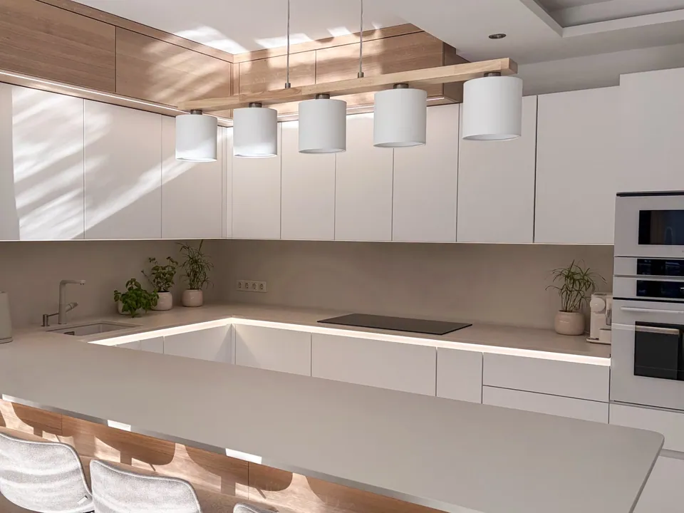 White, handleless kitchen with wooden details