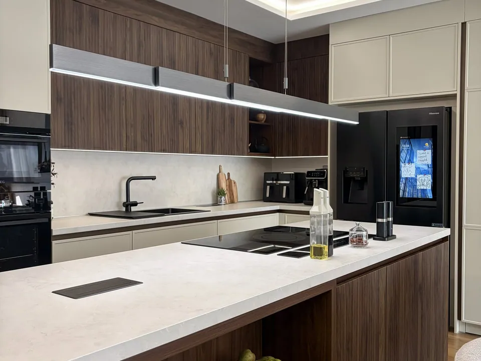 Walnut and cashmere kitchen with a ribbed island, open shelf and pendant light