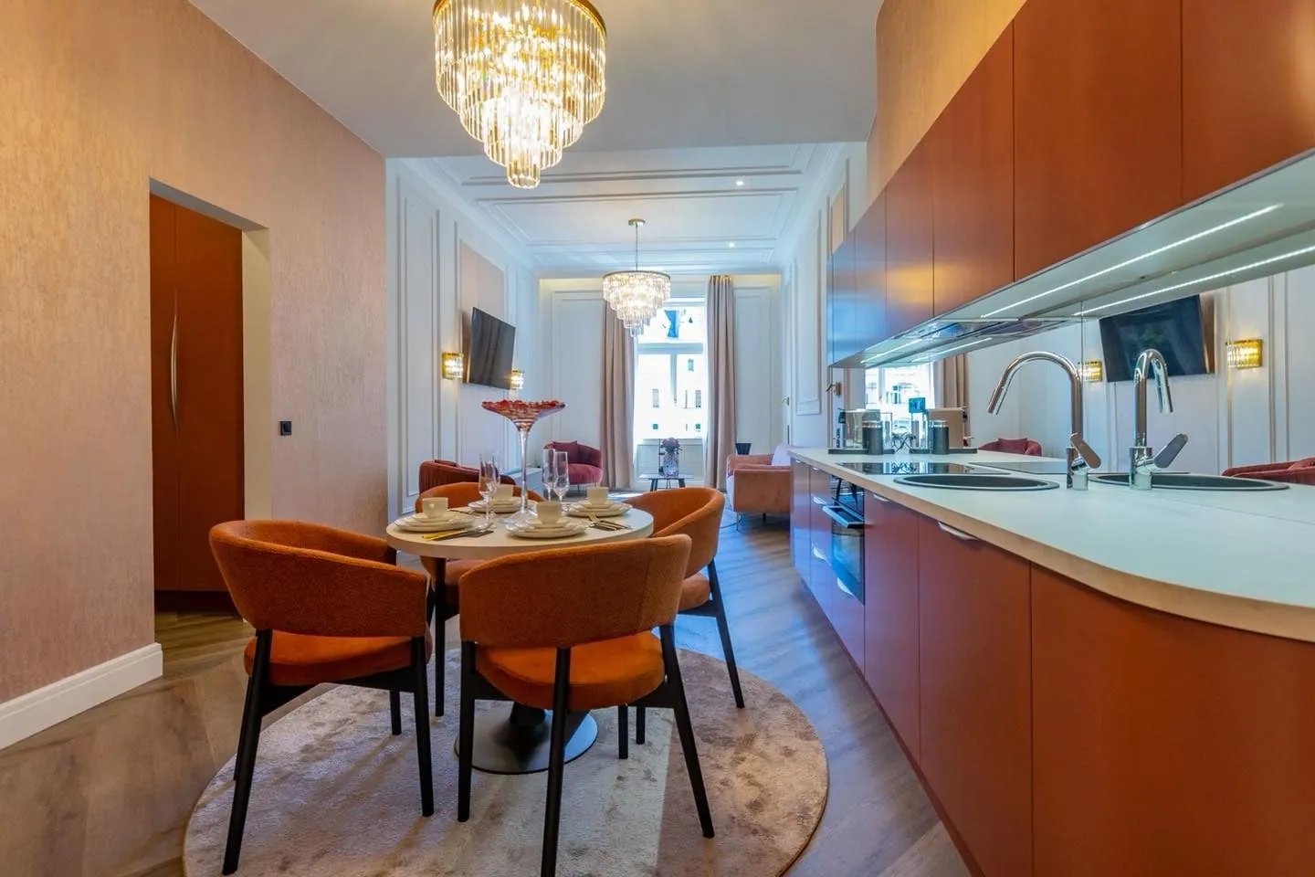 Kitchen with a mirror splashback and rounded elements