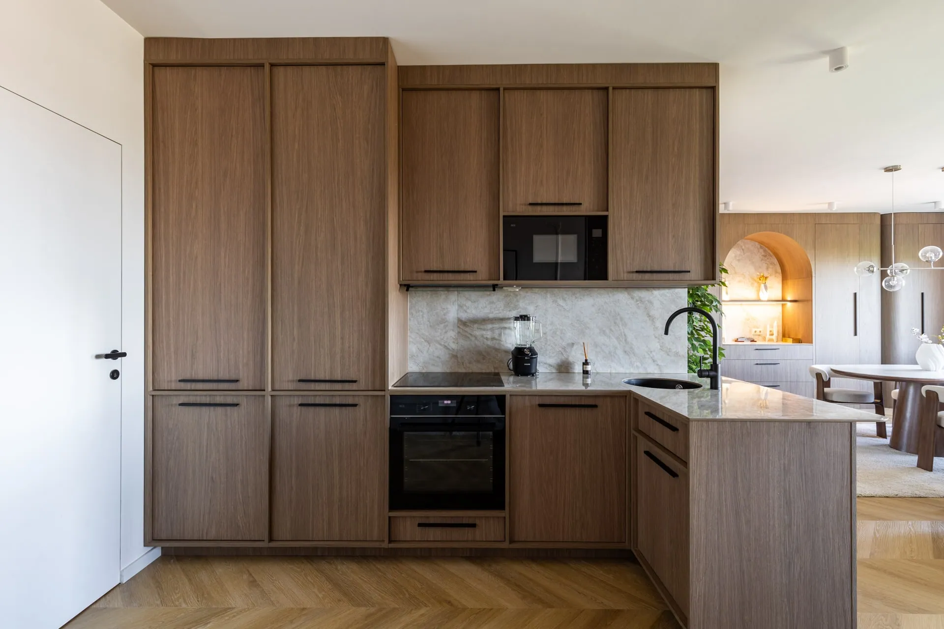 Japandi-style kitchen with wooden fronts and a stone-effect splashback