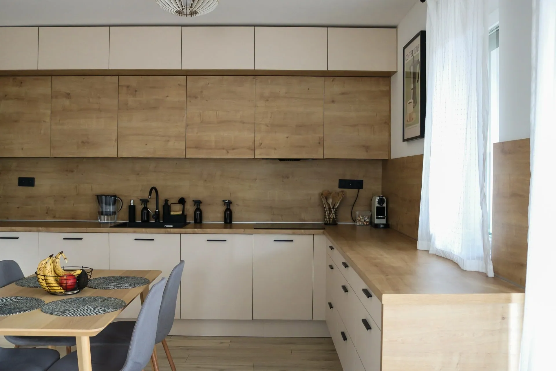Oak wall cabinets and splashback