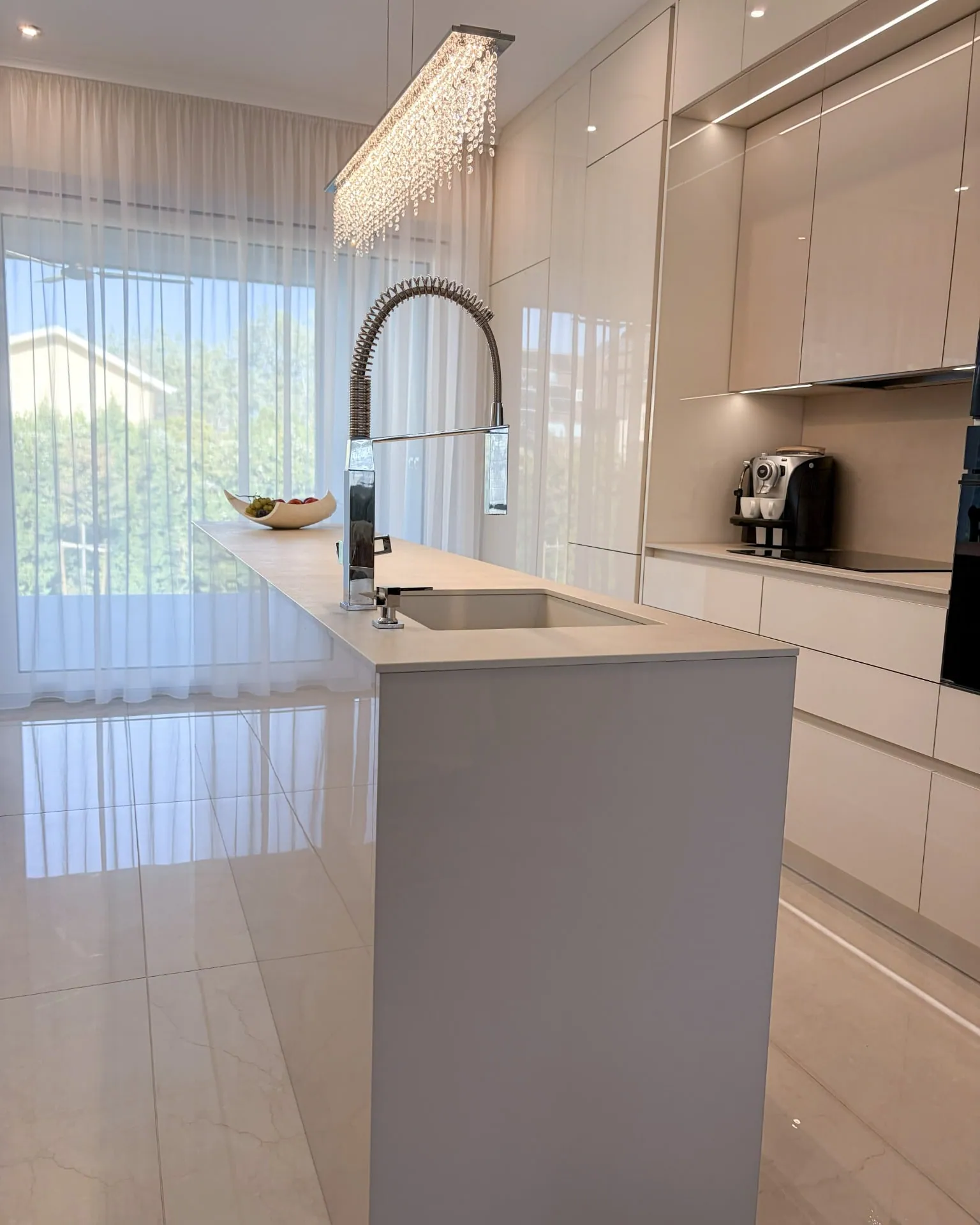 High-gloss fronts in the natural light