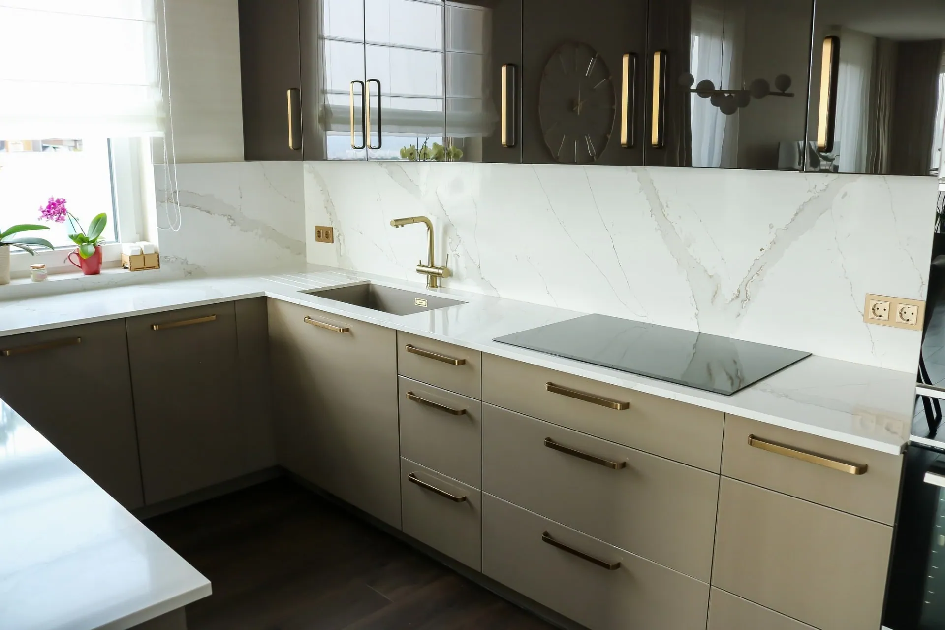 Kitchen run with glossy surfaces and gold details