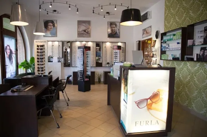 Display cabinets and display walls