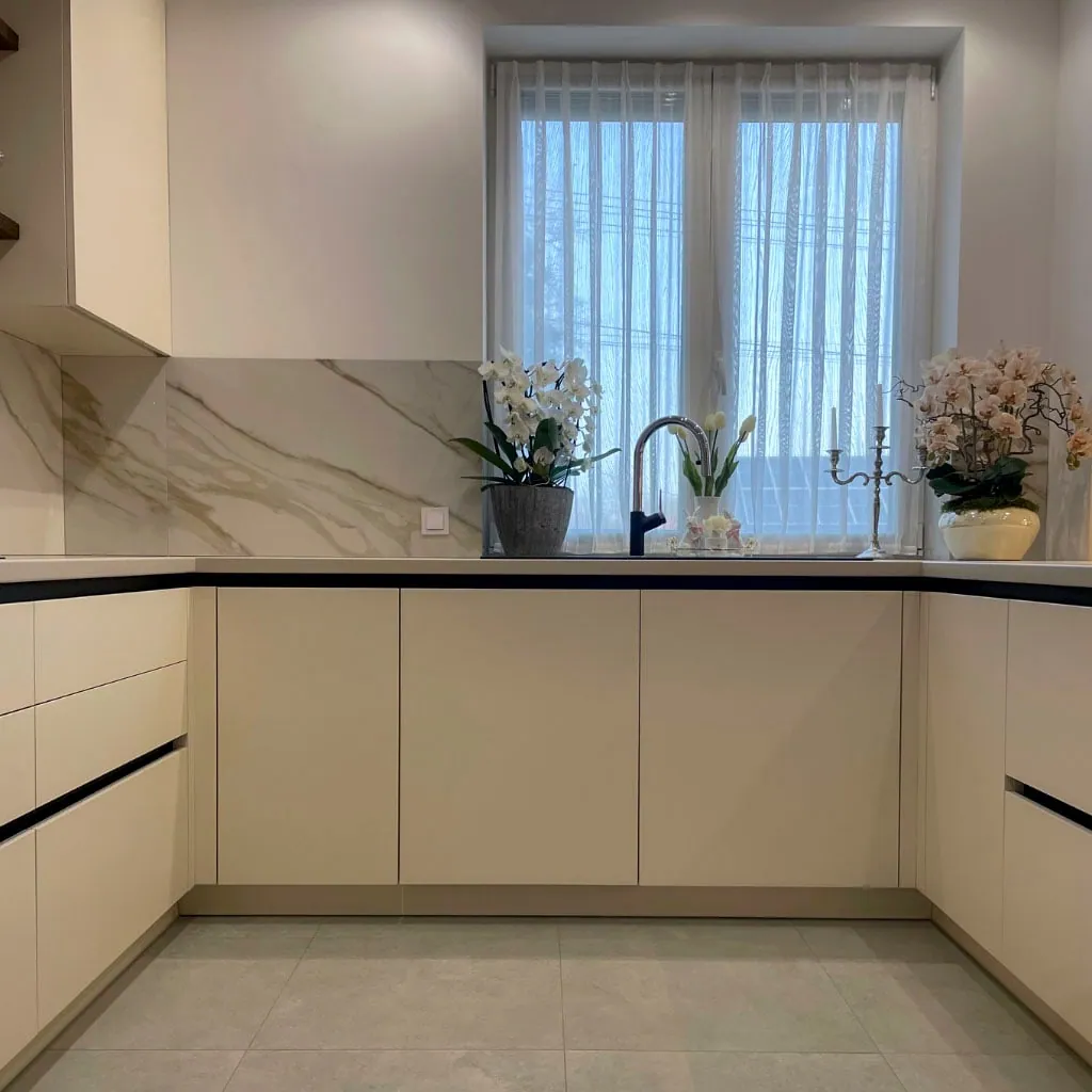 Satin-finish fronts with a dark handle profile