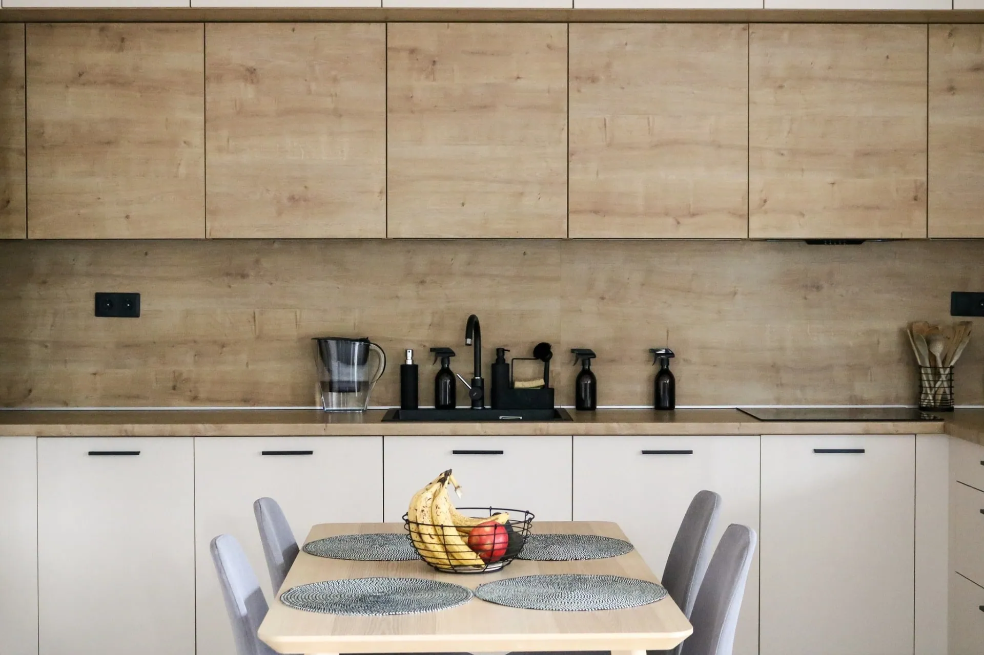 Kitchen run with an oak splashback