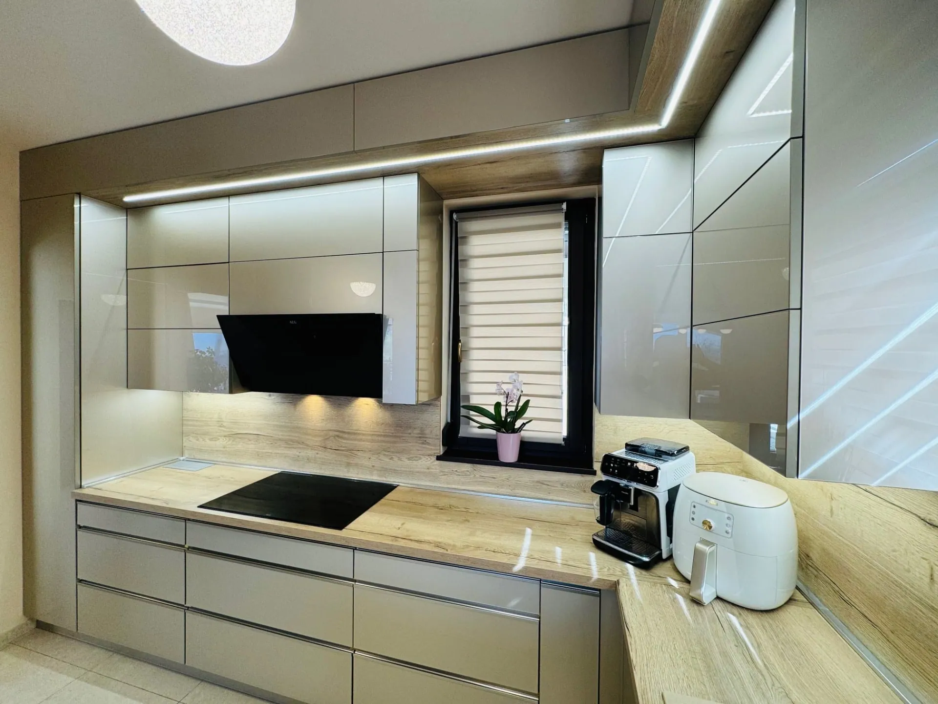 Kitchen run with high-gloss fronts