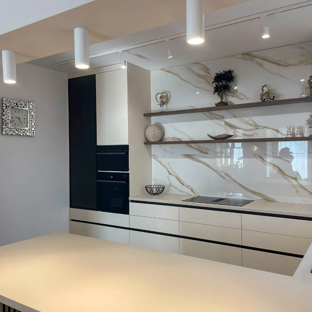 Open wooden shelves on the marble splashback