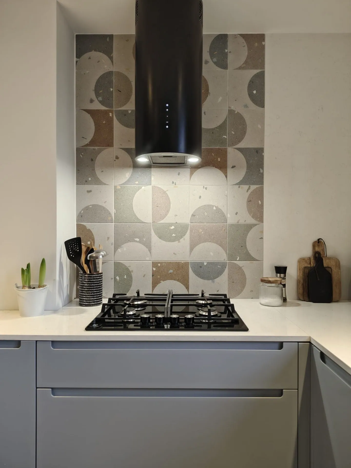 Hob with a decorative tiled splashback