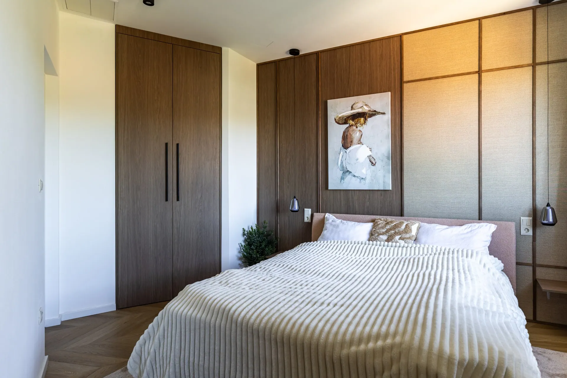 Bedroom with a panel system and a built-in wardrobe