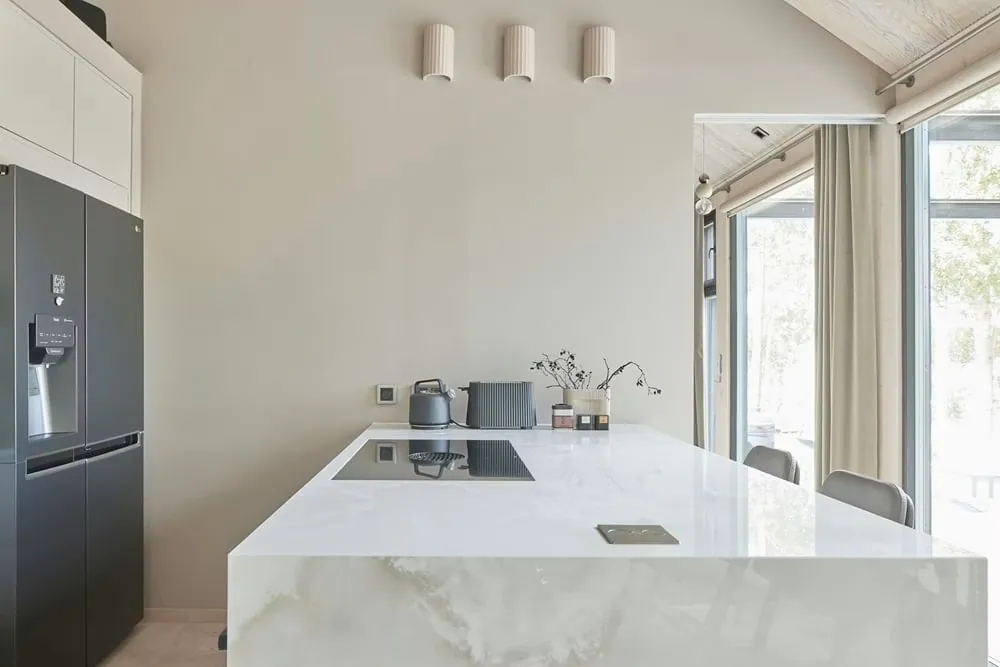 Kitchen island with an ultra-compact ceramic worktop