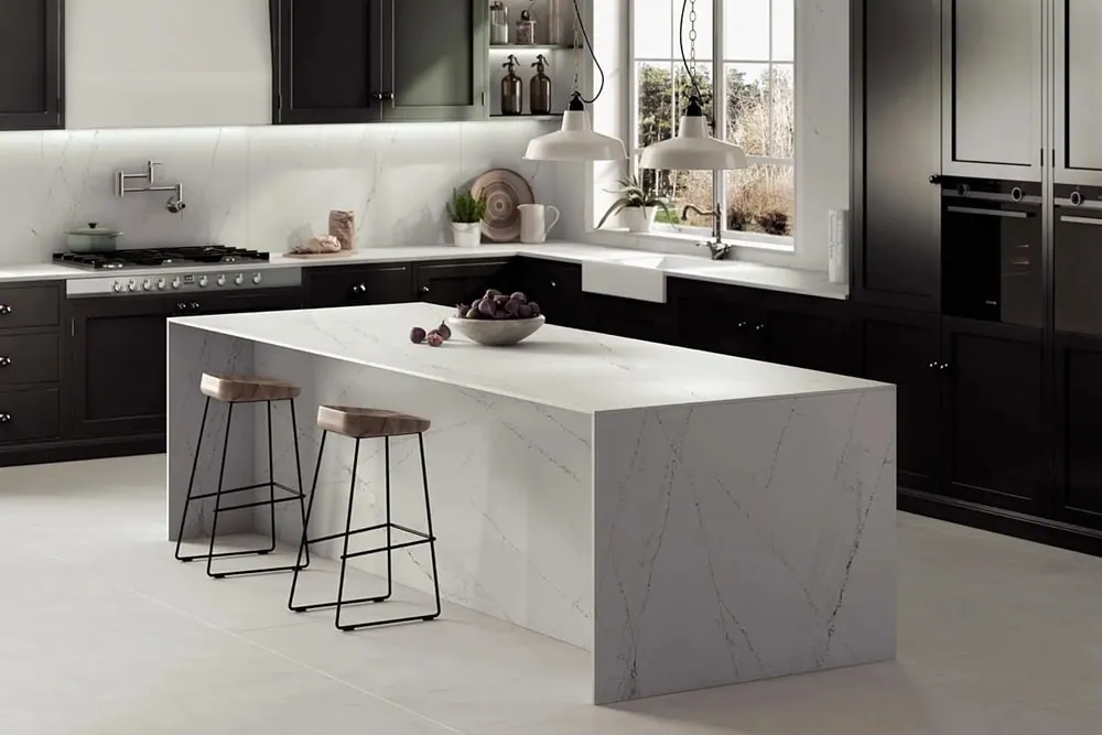 Kitchen with a quartz composite worktop